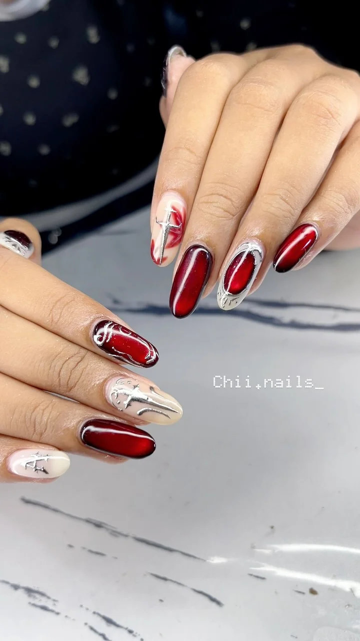 Nail art maroon dan silver hasil karya Chii