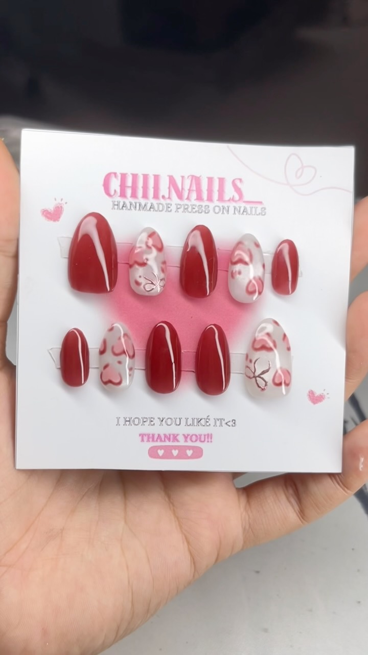 Press-on maroon dengan detail pink dan putih karya Chii